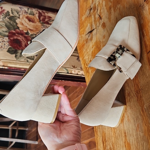 Deltan sz 9 Veronica Suede Tortoise Buckle Flared Block Heel Pumps Cream - Picture 5 of 13